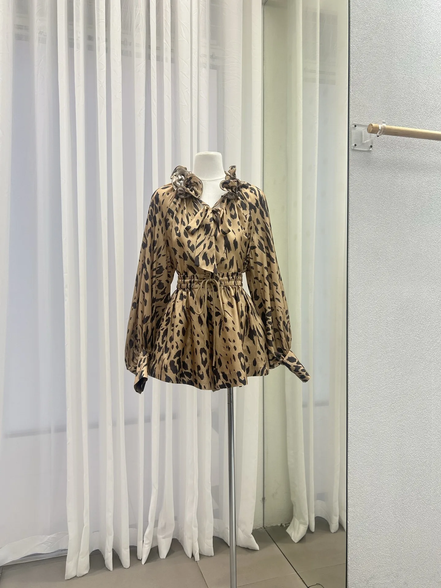 Женский комплект из 2 предметов с леопардовым принтом, рубашка с 3D цветочным декором и воротником-фонариком + шорты с эластичной резинкой на талии, винтажный костюм из 100% шелка
Женский комплект из 2 предметов с леопардовым принтом, рубашка с 3D цветочным декором и воротником-фонариком + шорты с эластичной резинкой на талии, винтажный костюм из 100% шелка