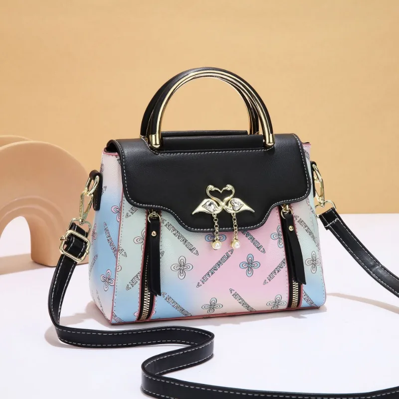 Высококачественные женские сумки через плечо, модная кожаная сумка через плечо с принтом, дизайн, элегантная роскошная маленькая квадратная сумка Bolsa Feminina
Высококачественные женские сумки через плечо, модная кожаная сумка через плечо с принтом, дизайн, элегантная роскошная маленькая квадратная сумка Bolsa Feminina