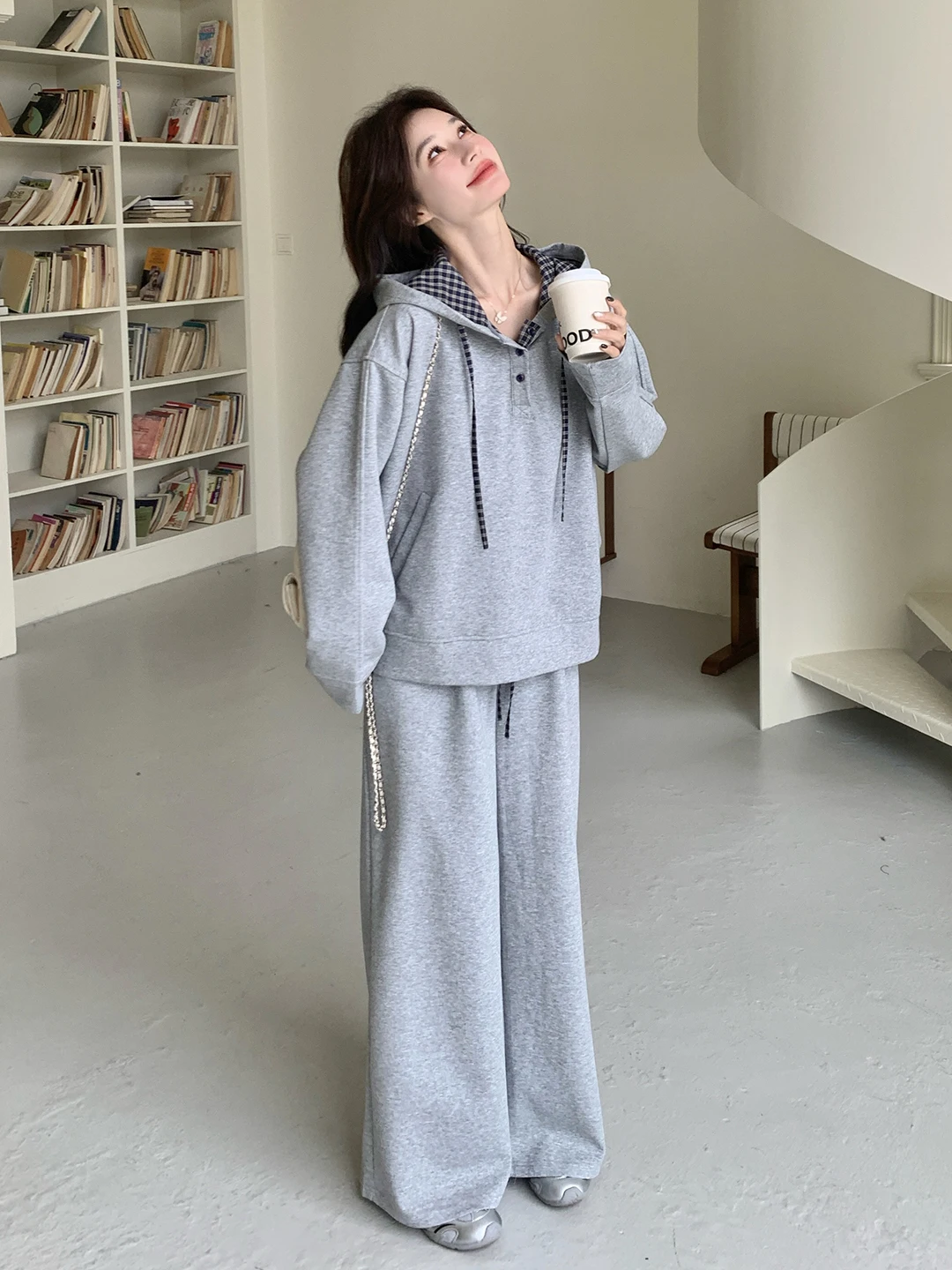 Light Grey Plaid Spliced Hoodie Set Women's Loose Casual Wide Leg Pants Two Piece Set Spring Autumn New Style Chic Fashion
Light Grey Plaid Spliced Hoodie Set Women's Loose Casual Wide Leg Pants Two Piece Set Spring Autumn New Style Chic Fashion