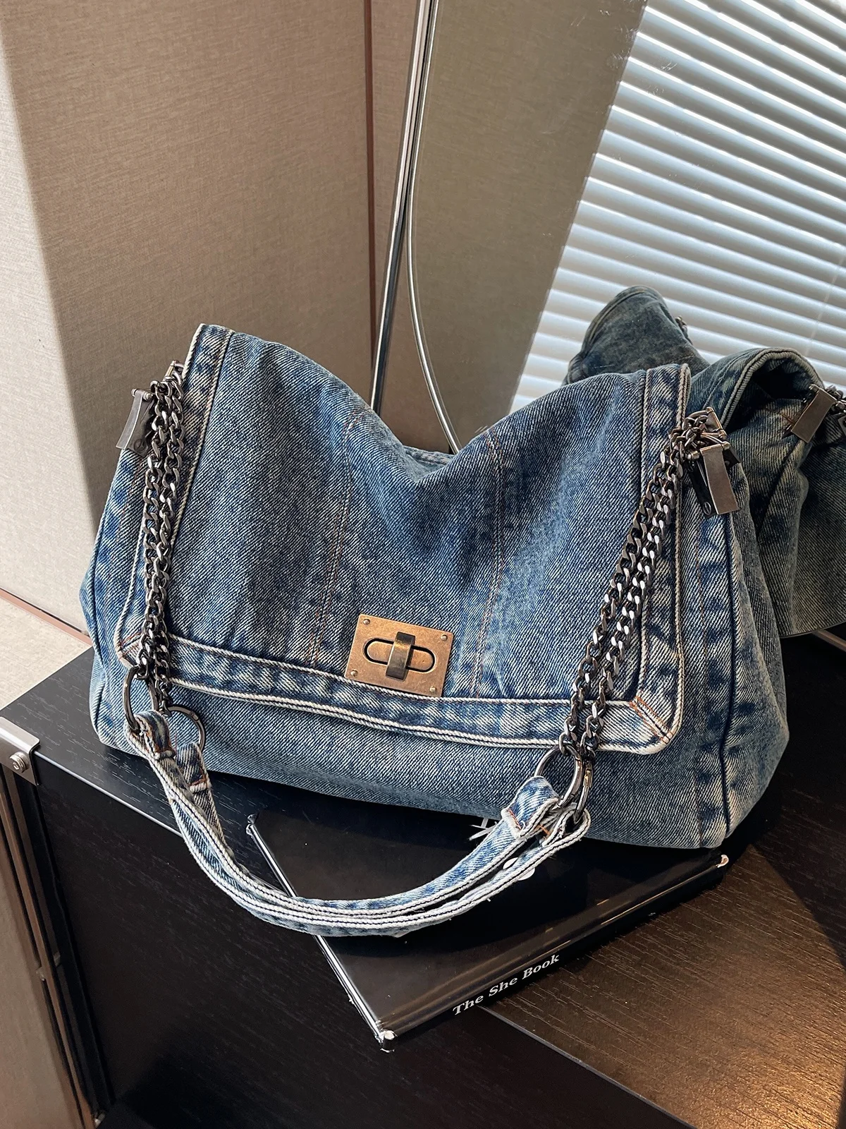 Casual Commuter Large Capaci Denim Ladies Bag 2025 New Versatile Chain Single oulder Crossbody Tote Bag for Young Women
Casual Commuter Large Capaci Denim Ladies Bag 2025 New Versatile Chain Single oulder Crossbody Tote Bag for Young Women