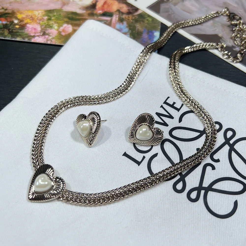 Sweet Cool Style Heart Jewelry Set Necklace and Stud Earrings for Women Silver Plated Heart Pendant Jewelry Cute Gift
Sweet Cool Style Heart Jewelry Set Necklace and Stud Earrings for Women Silver Plated Heart Pendant Jewelry Cute Gift