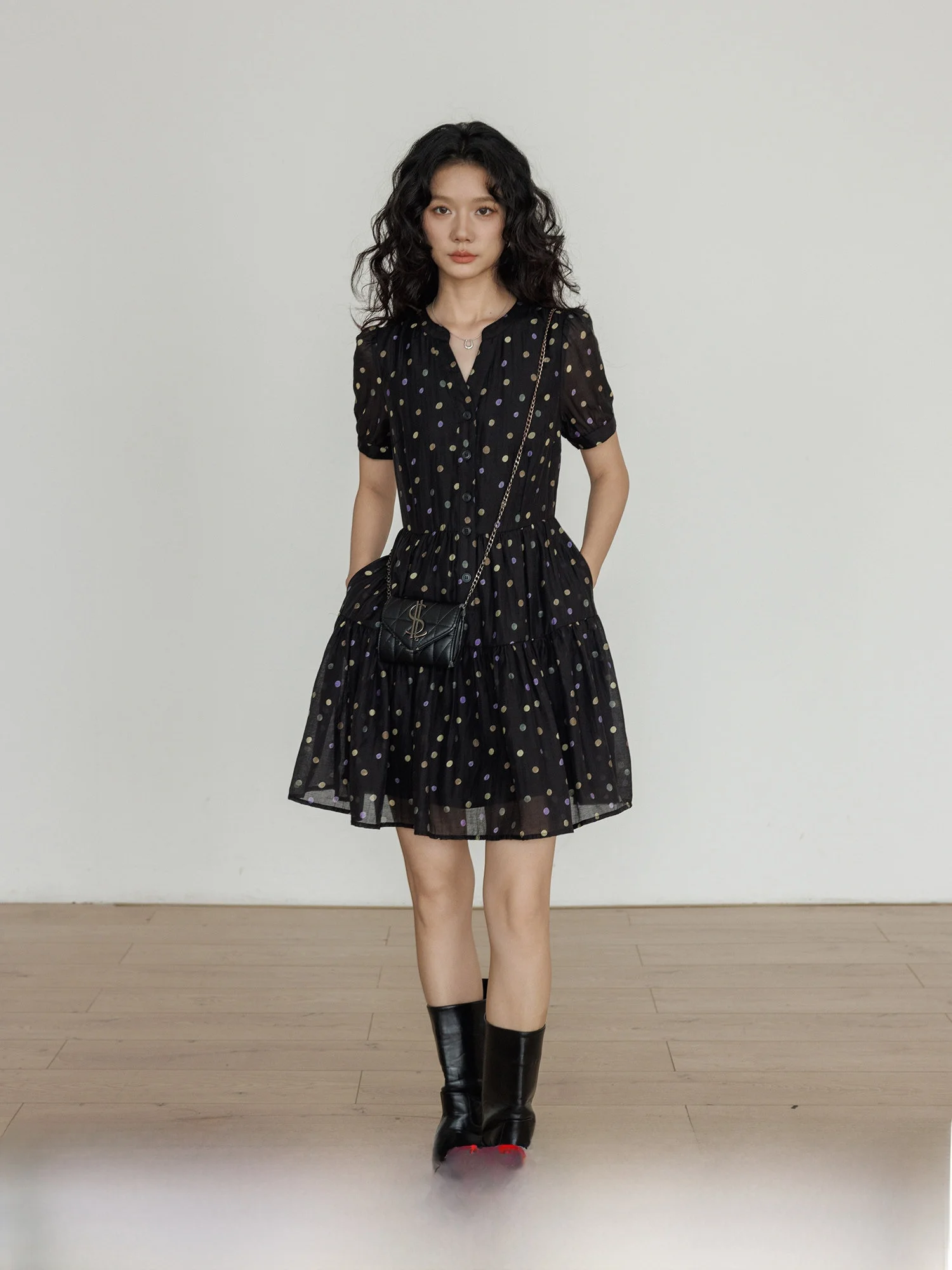 Элегантная женская юбка А-силуэта из лиоцелла с V-образным вырезом, коротким рукавом и принтом в горошек, повседневный летний дизайн для города и офиса
Элегантная женская юбка А-силуэта из лиоцелла с V-образным вырезом, коротким рукавом и принтом в горошек, повседневный летний дизайн для города и офиса