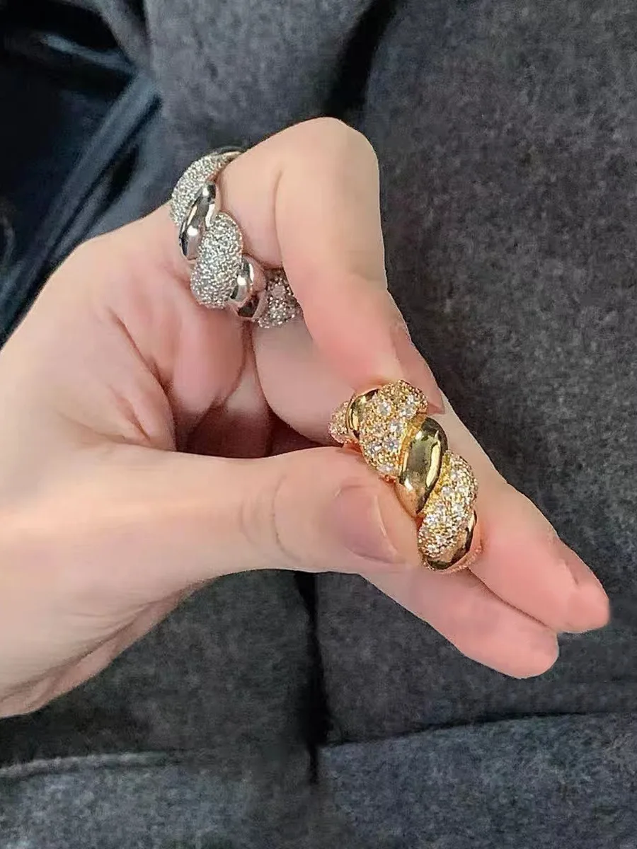 Экстравагантное витое кольцо для женщин: модное, индивидуальное, легкое, роскошное, с геометрическим узором, круглой формы
Экстравагантное витое кольцо для женщин: модное, индивидуальное, легкое, роскошное, с геометрическим узором, круглой формы