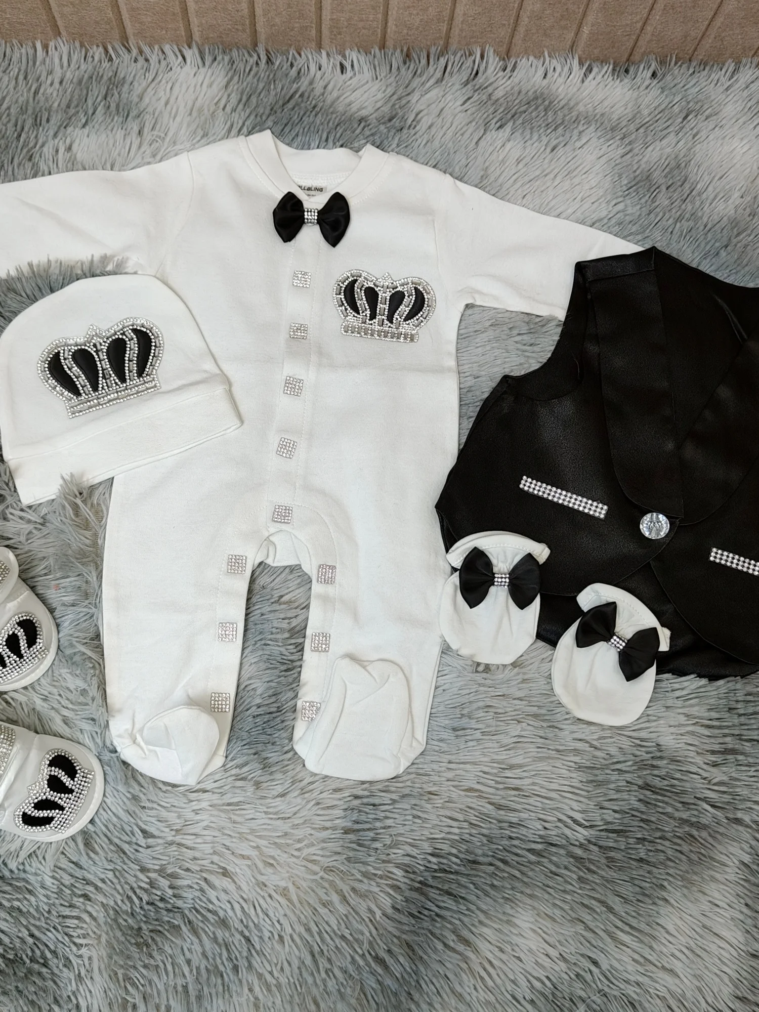 Baby Christening Baptism Prince Suit Newborn 0-9 Months 5Pcs White Black Satin Vest Crown Bow Formal Luxury Baby Outfit
Baby Christening Baptism Prince Suit Newborn 0-9 Months 5Pcs White Black Satin Vest Crown Bow Formal Luxury Baby Outfit