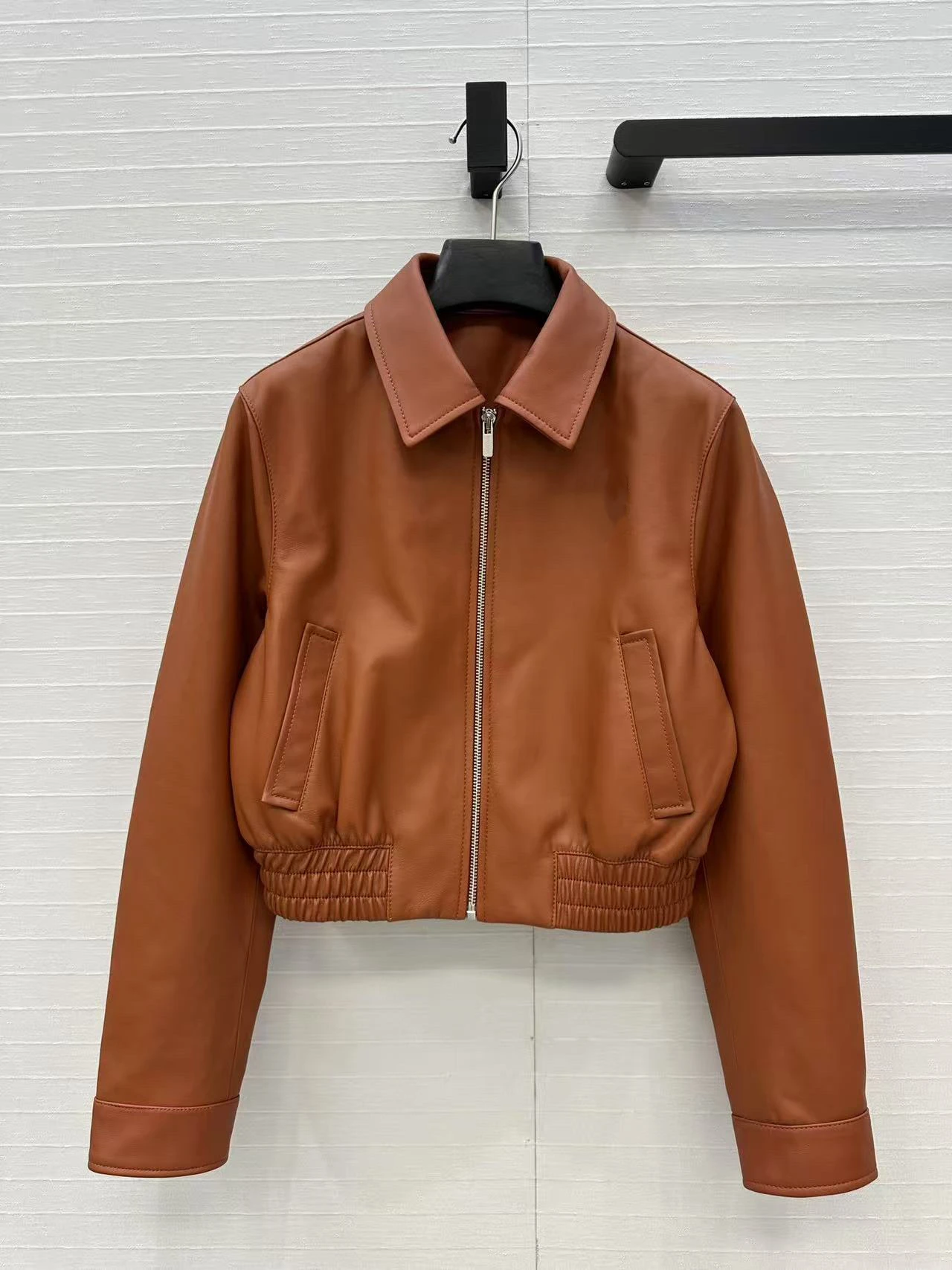 The latest women's short-sleeved leather jacket coat made of 100% lambskin is soft, comfortable, classic and fashionable.
The latest women's short-sleeved leather jacket coat made of 100% lambskin is soft, comfortable, classic and fashionable.