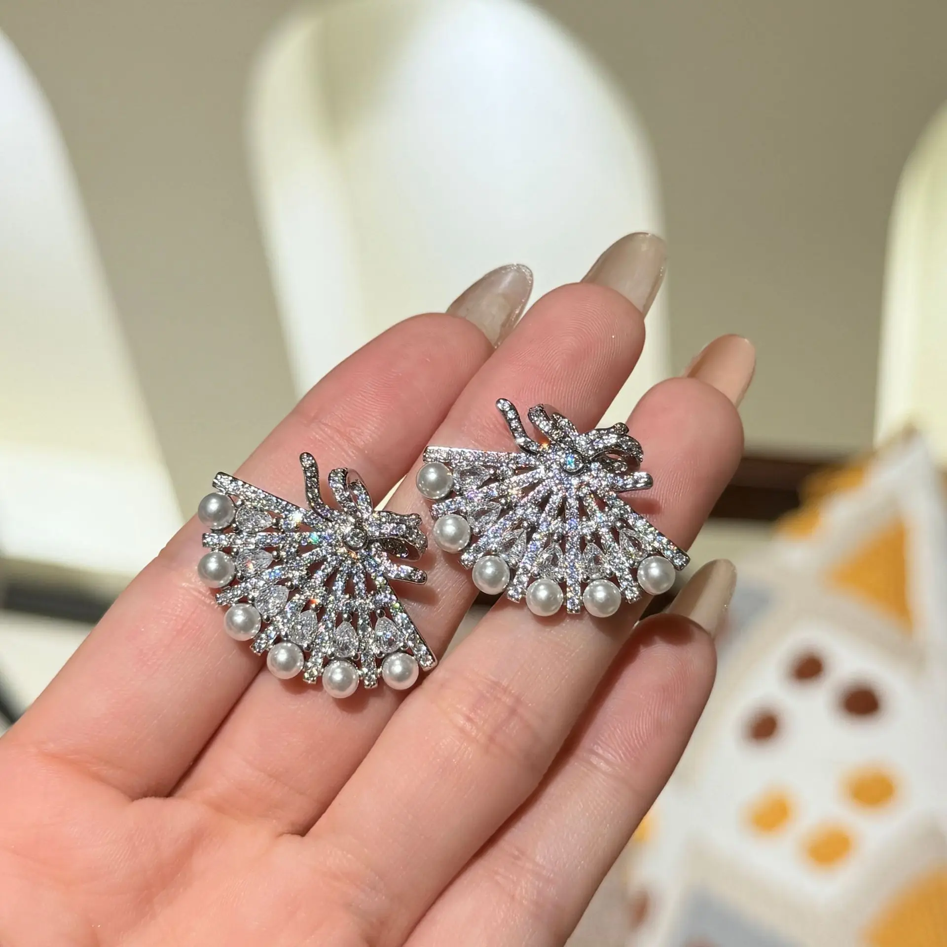New fan-shaped pearl earrings for women gorgeous lady classic ear accessory
New fan-shaped pearl earrings for women gorgeous lady classic ear accessory