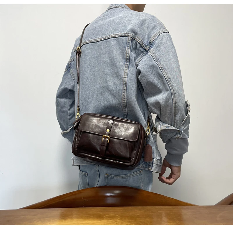 Casual high-quality genuine leather men's women's messenger bag simple vintage designer handmade cow leather shoulder bag 
Casual high-quality genuine leather men's women's messenger bag simple vintage designer handmade cow leather shoulder bag