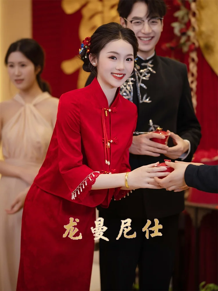 Красное новое китайское свадебное платье 2025 года в стиле ретро, маленького размера, для невесты, для свадебной церемонии, модное, из полиэстера.
Красное новое китайское свадебное платье 2025 года в стиле ретро, маленького размера, для невесты, для свадебной церемонии, модное, из полиэстера.