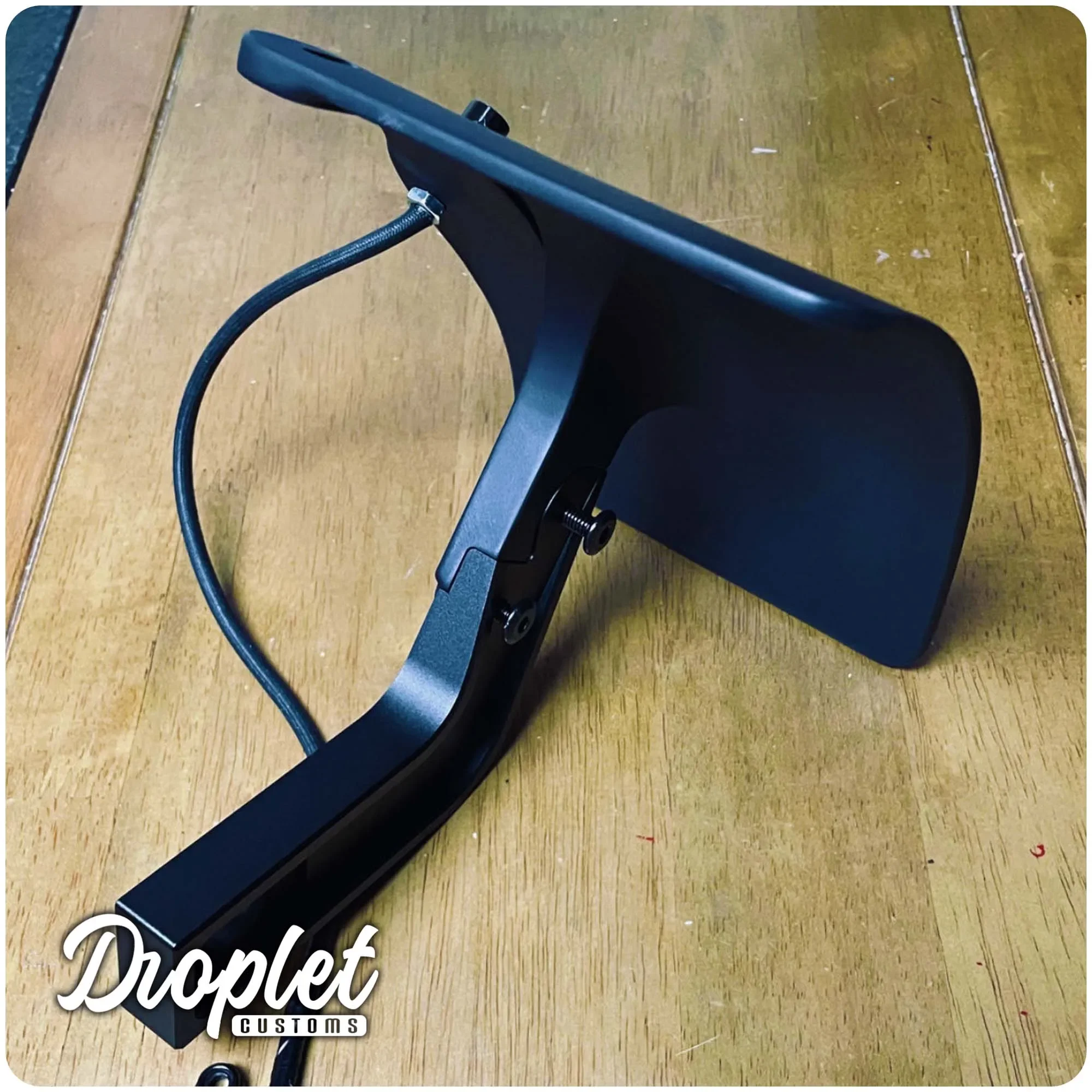 BOBBER Модифицированная ретро-мотоциклетная изогнутая задняя рамка номерного знака с коротким хвостом и боковым креплением
BOBBER Модифицированная ретро-мотоциклетная изогнутая задняя рамка номерного знака с коротким хвостом и боковым креплением