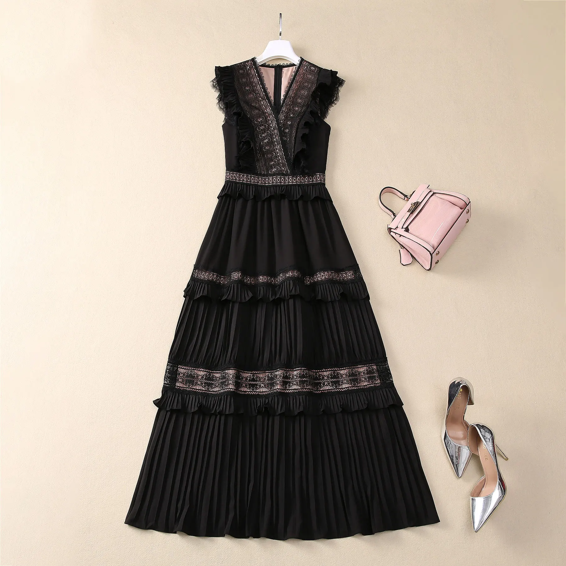European and American women's clothing 2025 spring new Sleeveless V-neck black lace patchwork Fashion pleated dress XXL
European and American women's clothing 2025 spring new Sleeveless V-neck black lace patchwork Fashion pleated dress XXL