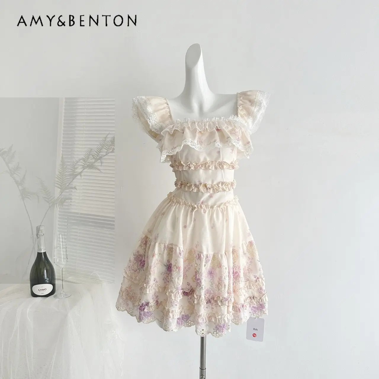 Women Romantic Sweet Style Floral Tiered Square Neck Slim Mini Dress with Lace Ruffles for Summer Casual Party Wear
Women Romantic Sweet Style Floral Tiered Square Neck Slim Mini Dress with Lace Ruffles for Summer Casual Party Wear
