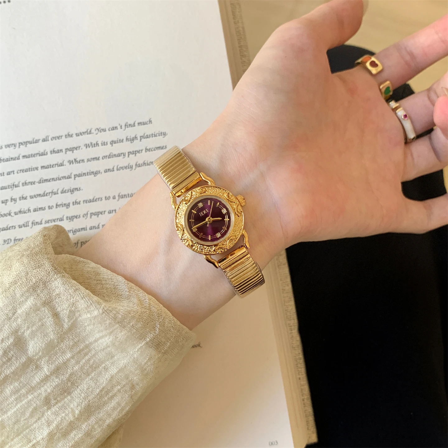 Korean style ins simple and exquisite round small dial watch femininity fashion design sense silver quartz watch
Korean style ins simple and exquisite round small dial watch femininity fashion design sense silver quartz watch