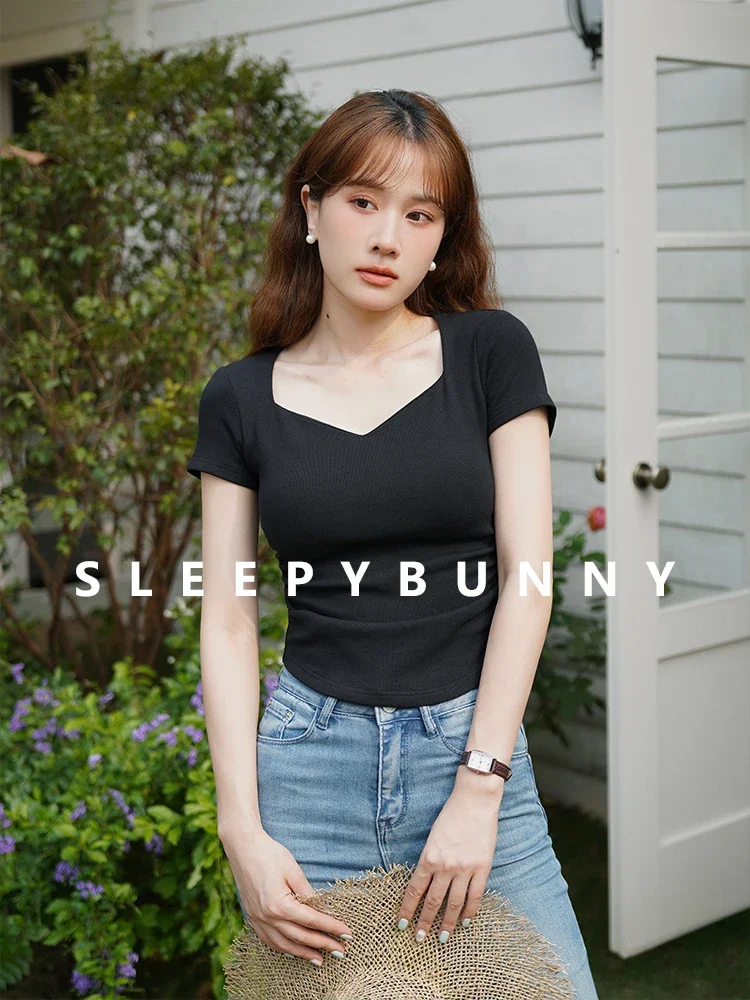 Minimalist Square Neck Fitted T-Shirt – Women's Summer Short Sleeve Slim Waist Crop Top for Petite Figures & Chic Casual Styling
Minimalist Square Neck Fitted T-Shirt – Women's Summer Short Sleeve Slim Waist Crop Top for Petite Figures & Chic Casual Styling