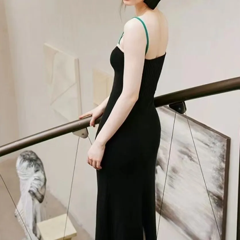 Женская одежда в стиле Pure Desire, элитный темперамент, камзол, приталенный крой, дизайн для похудения, ниша, черный Хепберн
Женская одежда в стиле Pure Desire, элитный темперамент, камзол, приталенный крой, дизайн для похудения, ниша, черный Хепберн