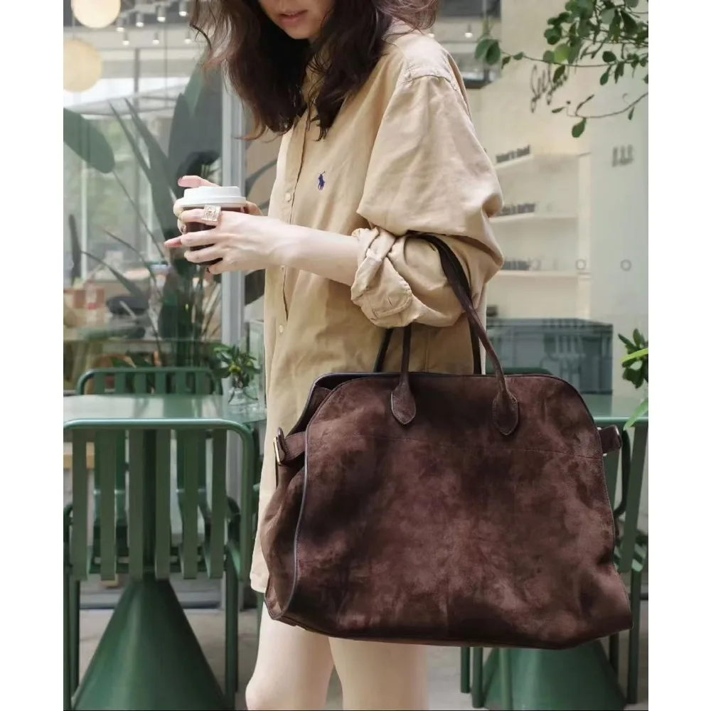 Spot autumn and winter high-end niche design large-capacity bag women's new commuter retro handbag tote bag
Spot autumn and winter high-end niche design large-capacity bag women's new commuter retro handbag tote bag