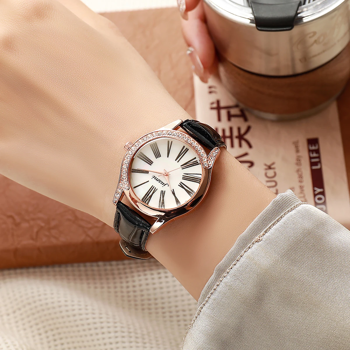 Элегантные женские часы из розового золота, с бриллиантовым безелем, циферблатом с римскими цифрами, черным ремешком из кожи крокодила, кварцевые наручные часы
Элегантные женские часы из розового золота, с бриллиантовым безелем, циферблатом с римскими цифрами, черным ремешком из кожи крокодила, кварцевые наручные часы