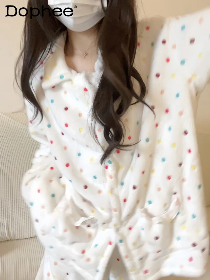 Новый зимний комплект домашней одежды 2025: утепленная фланелевая пижама с отложным воротником и длинными рукавами в разноцветный горошек для девочек
Новый зимний комплект домашней одежды 2025: утепленная фланелевая пижама с отложным воротником и длинными рукавами в разноцветный горошек для девочек