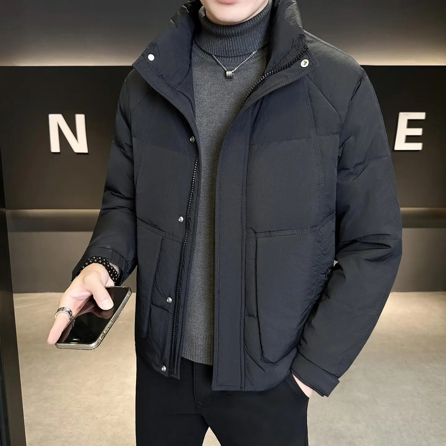 Новая мужская легкая утепленная куртка-пуховик 2025 года в корейском стиле: теплая верхняя одежда для повседневной городской носки
Новая мужская легкая утепленная куртка-пуховик 2025 года в корейском стиле: теплая верхняя одежда для повседневной городской носки