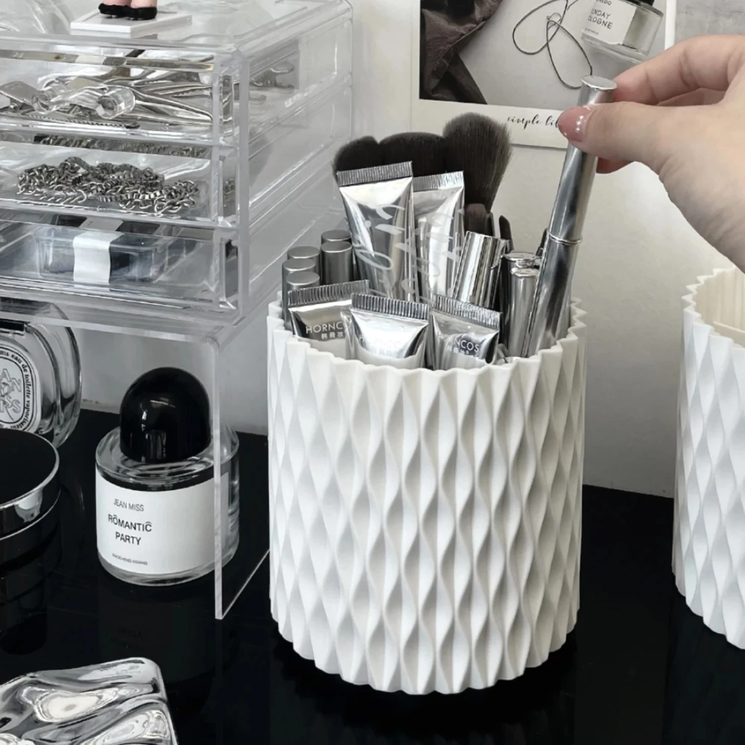 Ins Rotating Makeup Brush Cup Holder Box Organizer Multi-functional Desktop Eyebrow Pencil Makeup Brush Organizer Holder Folder
Ins Rotating Makeup Brush Cup Holder Box Organizer Multi-functional Desktop Eyebrow Pencil Makeup Brush Organizer Holder Folder