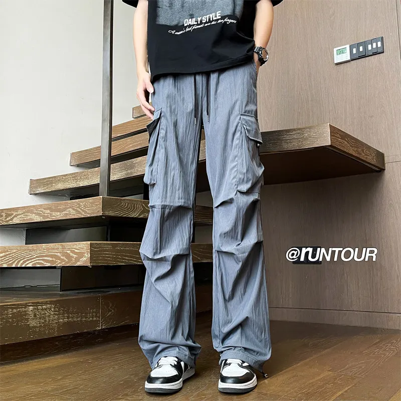 Мужские летние тонкие брюки из ледяного шелка, быстросохнущие, в американском стиле, свободные, прямые, повседневные, длинные, модные, брендовые
Мужские летние тонкие брюки из ледяного шелка, быстросохнущие, в американском стиле, свободные, прямые, повседневные, длинные, модные, брендовые