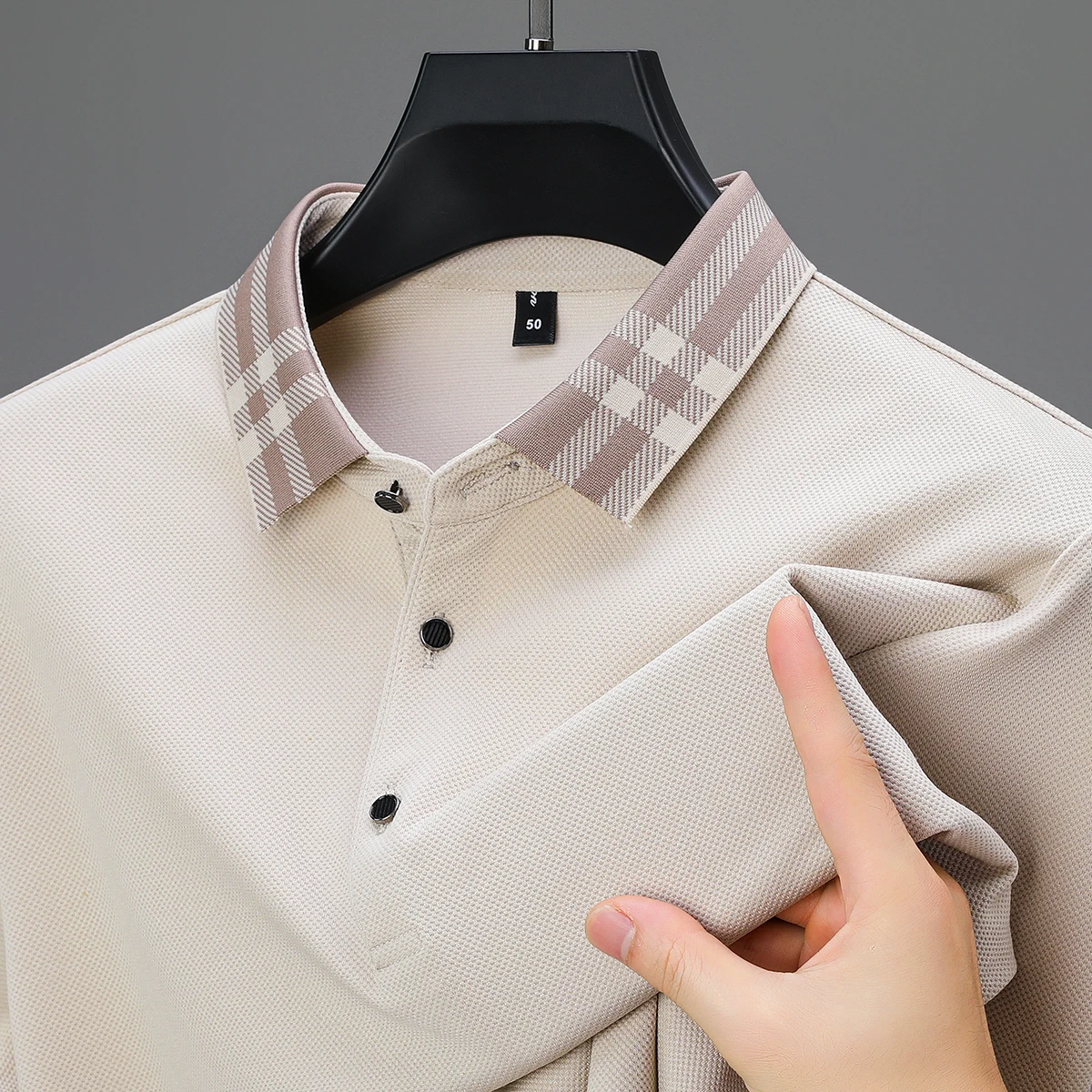 Light luxury brand polo shirt long sleeved spring and autumn new style comfortable and breathable casual striped lapel T-shirt
Light luxury brand polo shirt long sleeved spring and autumn new style comfortable and breathable casual striped lapel T-shirt