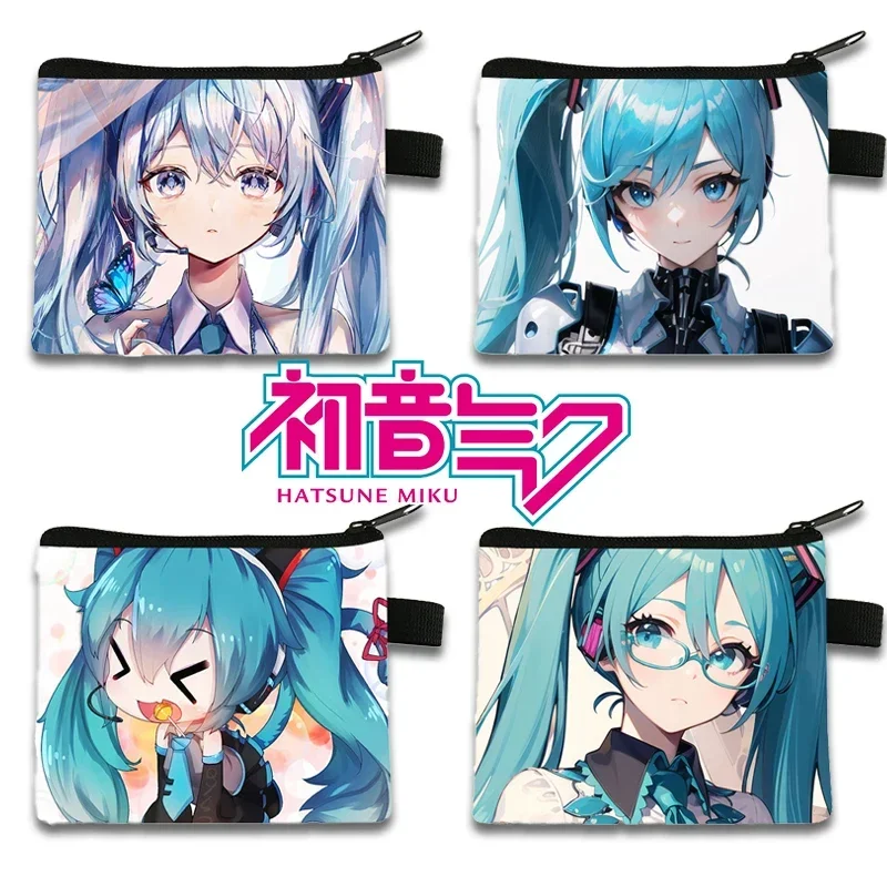 Миниатюрный кошелек Kawaii Hatsune Miku, милый кошелек с аниме-фигуркой, кошелек для монет для девочек с виртуальной певицей, портативный дорожный подарок для хранения карт
Миниатюрный кошелек Kawaii Hatsune Miku, милый кошелек с аниме-фигуркой, кошелек для монет для девочек с виртуальной певицей, портативный дорожный подарок для хранения карт