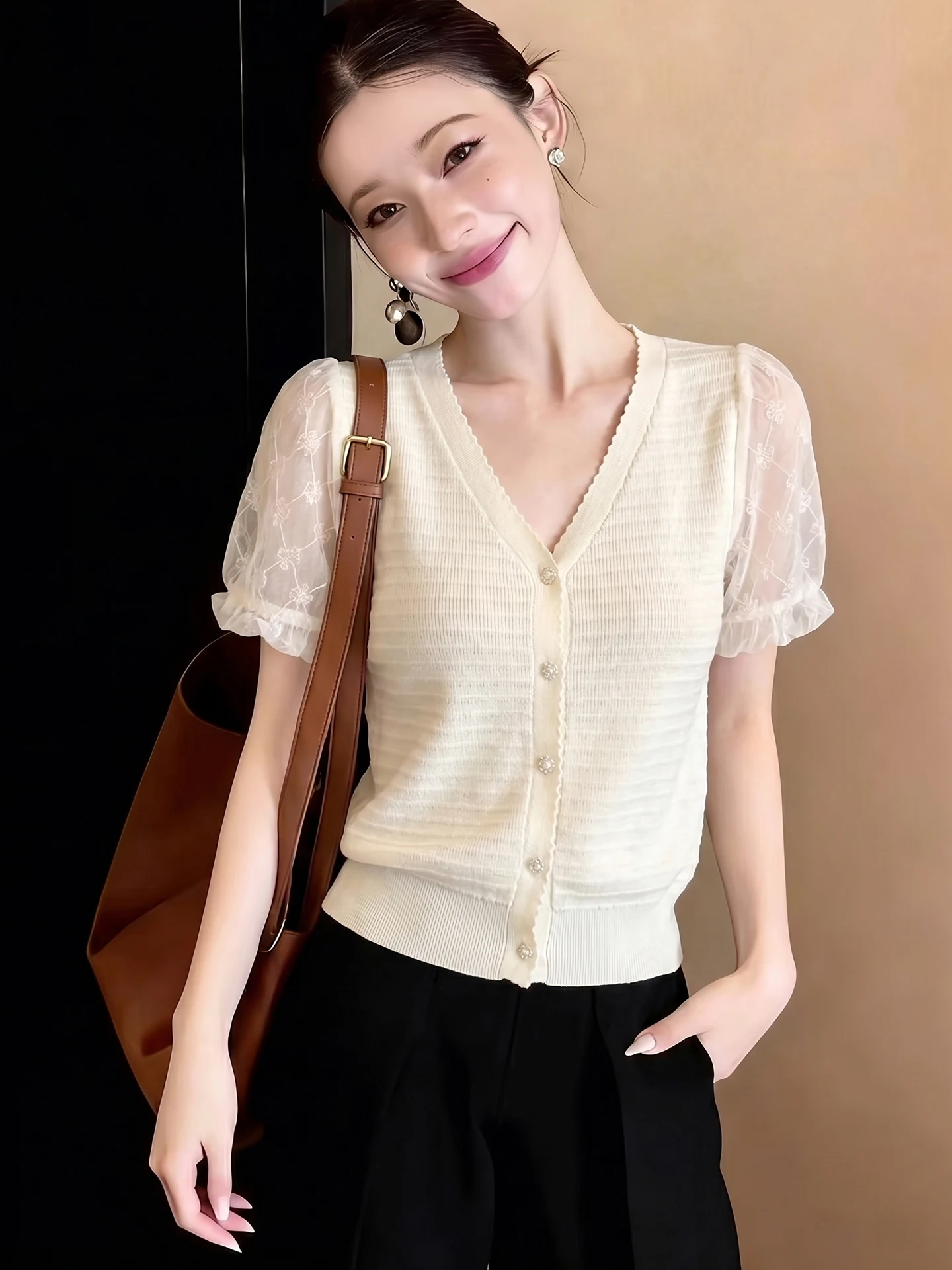 Fashionable V-Neck Short Sleeve Knitwear Women's Single Button Design Summer Top Stylish Versatile Commute Style Straight Cut
Fashionable V-Neck Short Sleeve Knitwear Women's Single Button Design Summer Top Stylish Versatile Commute Style Straight Cut