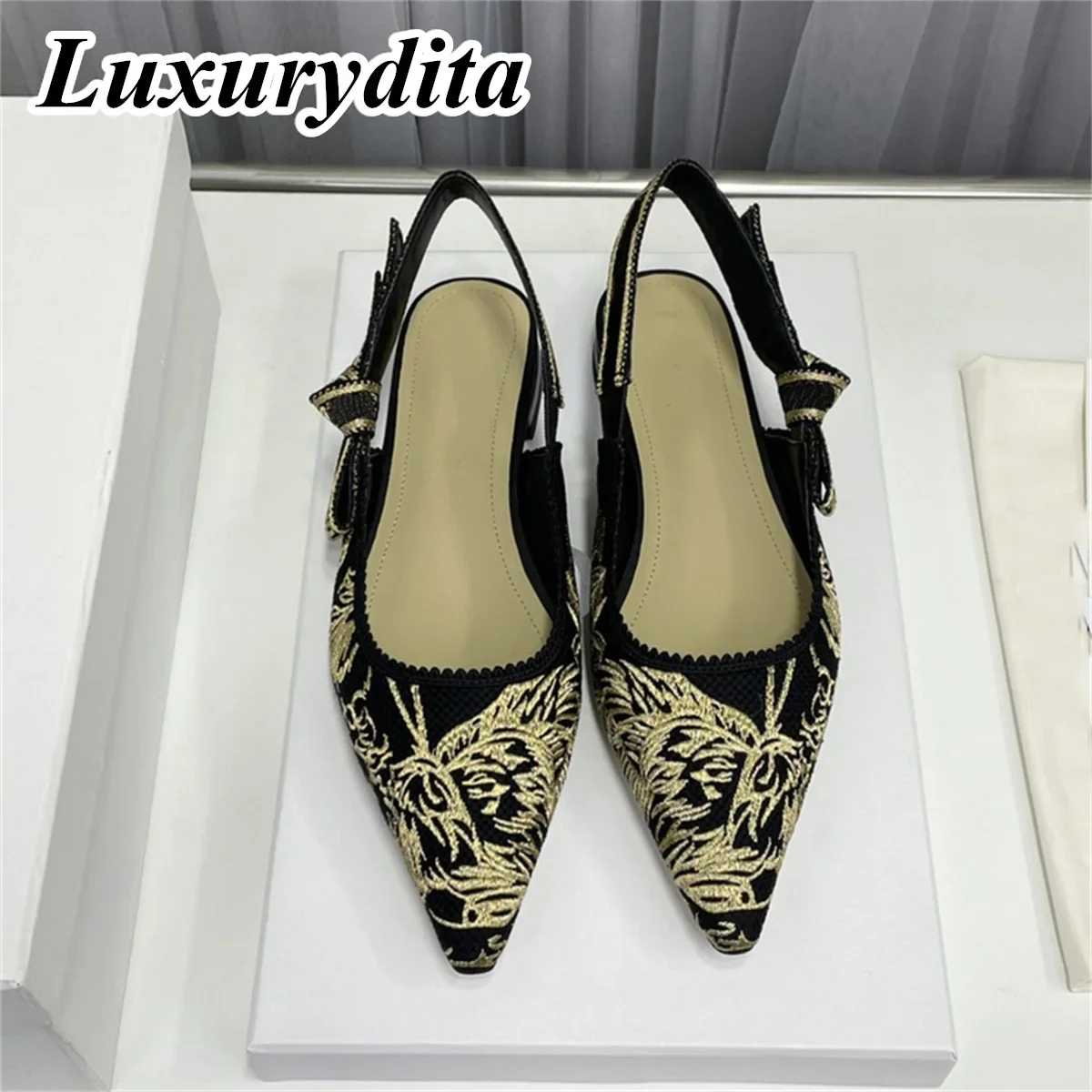 Top Quality Luxury Womens Sandal Casual Lace Flat Fashion Embroidered Muller Shoes Designer Silk Leather Soled High Heel
Top Quality Luxury Womens Sandal Casual Lace Flat Fashion Embroidered Muller Shoes Designer Silk Leather Soled High Heel