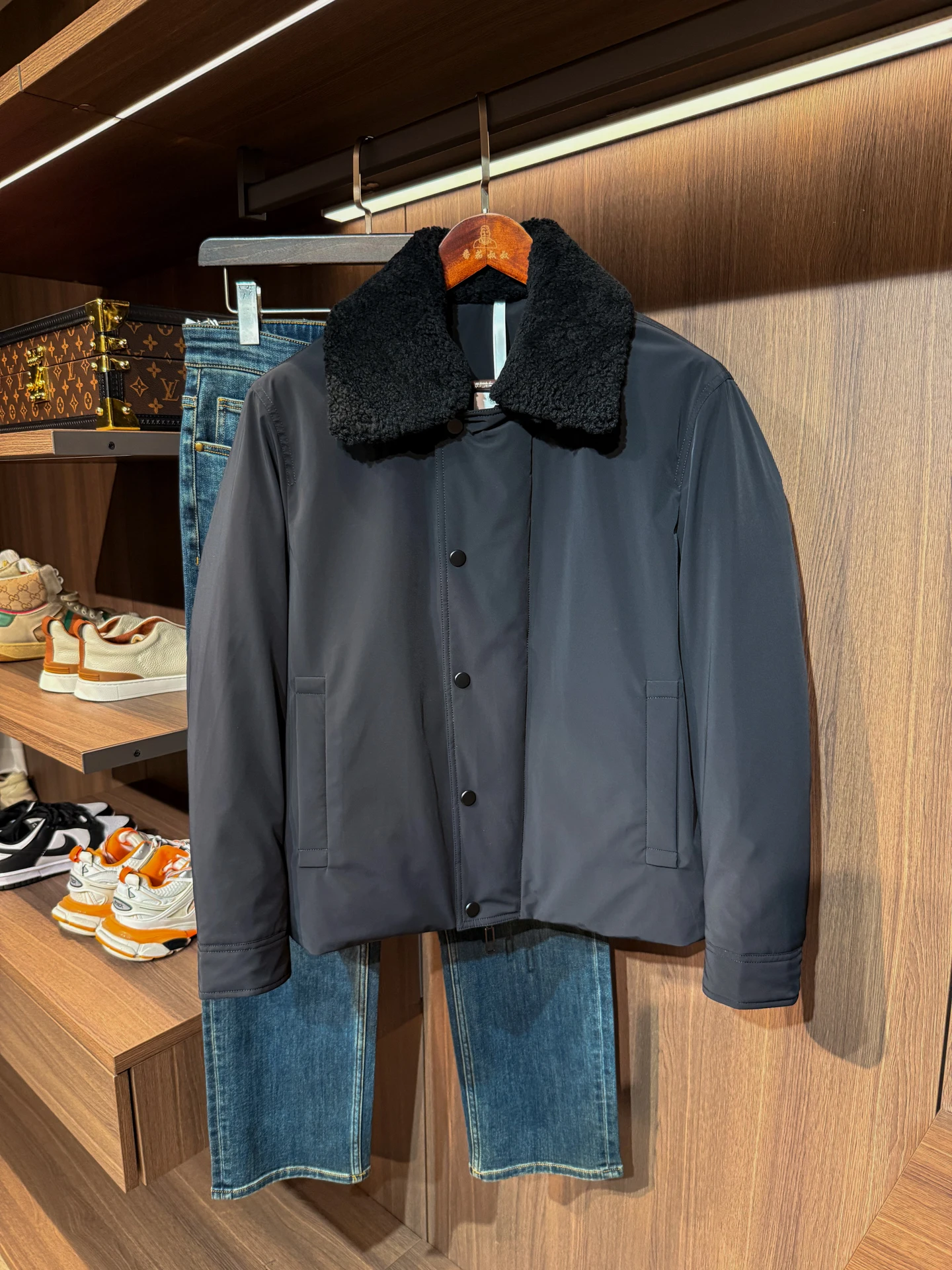 Мужское пуховое пальто Jaet White Du down, теплое, ветрозащитное, с воротником из овечьего меха, стандартной посадки, длинное пальто на пуговицах све, роскошное пальто
Мужское пуховое пальто Jaet White Du down, теплое, ветрозащитное, с воротником из овечьего меха, стандартной посадки, длинное пальто на пуговицах све, роскошное пальто