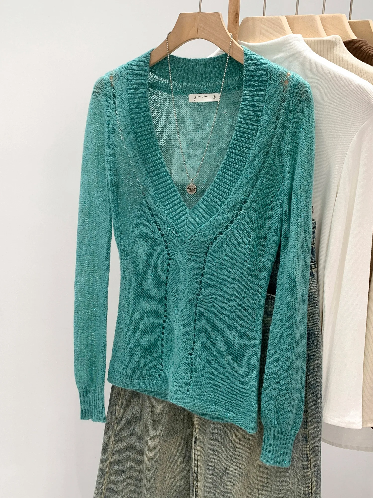 Women's Deep V-Ne Hollow out iny Knitted Base irt Korean Sle Spring New Light Mature Beautiful Small Top
Women's Deep V-Ne Hollow out iny Knitted Base irt Korean Sle Spring New Light Mature Beautiful Small Top