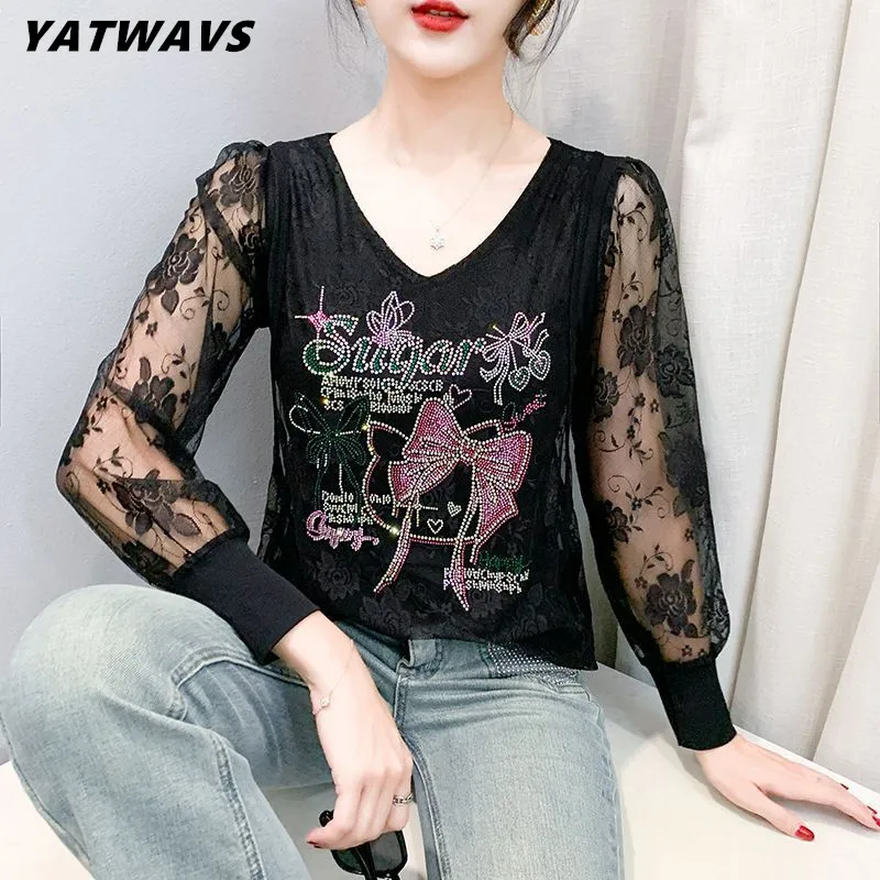 Высококачественная новая осенняя женская футболка с длинными рукавами и v-образным вырезом, роскошные кружевные топы с цветочными бриллиантами, элегантные женские тонкие сетчатые футболки
Высококачественная новая осенняя женская футболка с длинными рукавами и v-образным вырезом, роскошные кружевные топы с цветочными бриллиантами, элегантные женские тонкие сетчатые футболки