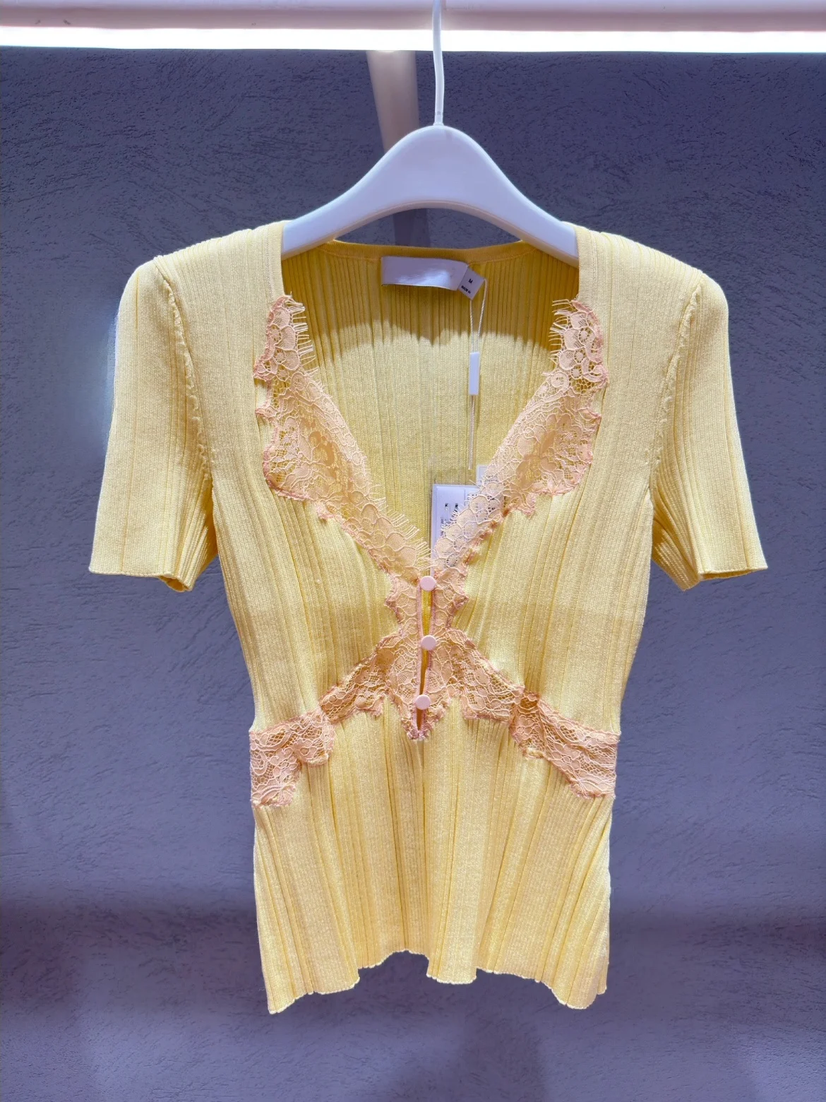 Sweet Style Yellow Lace Splice Elastic Knitted Top Short Sleeve Slim Fit V-Neck Regular Length Heidd SP2026 Early Spring
Sweet Style Yellow Lace Splice Elastic Knitted Top Short Sleeve Slim Fit V-Neck Regular Length Heidd SP2026 Early Spring