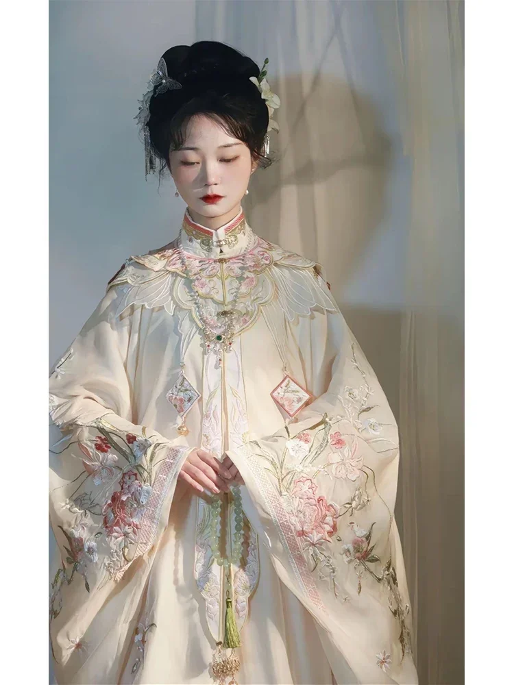Китайская традиционная женская юбка Hanfu Ming сделала лошадь с тяжелой вышивкой и воротником-стойкой на плечах, рубашка, осенне-зимний комплект
Китайская традиционная женская юбка Hanfu Ming сделала лошадь с тяжелой вышивкой и воротником-стойкой на плечах, рубашка, осенне-зимний комплект