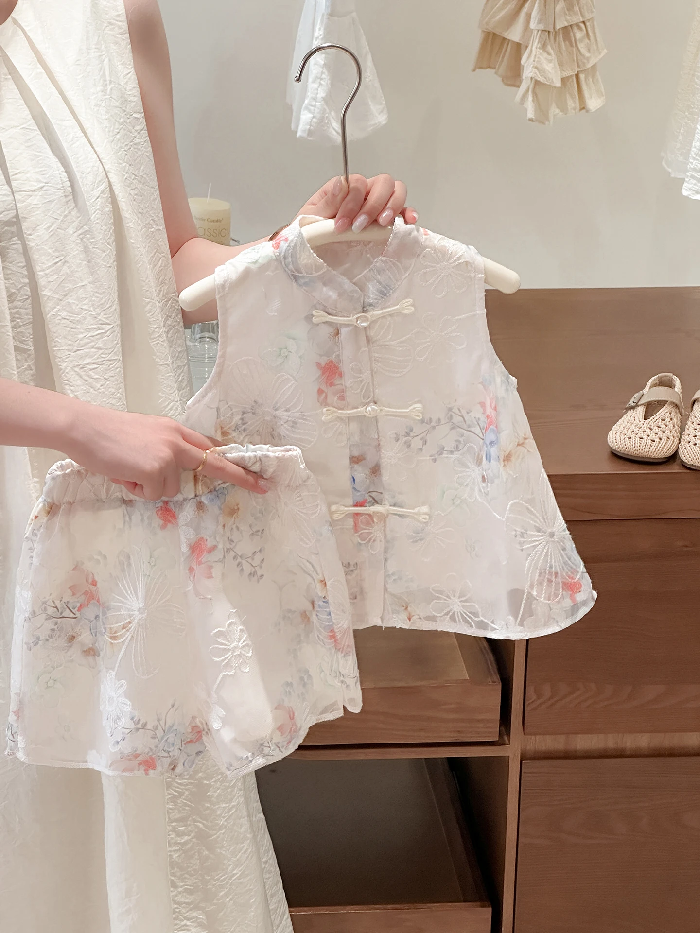 Girls Summer Print Two-Piece Set Stand Collar Sleeveless Traditional Chinese Style Floral Pattern Breathable Comfortable Kids...
Girls Summer Print Two-Piece Set Stand Collar Sleeveless Traditional Chinese Style Floral Pattern Breathable Comfortable Kids...