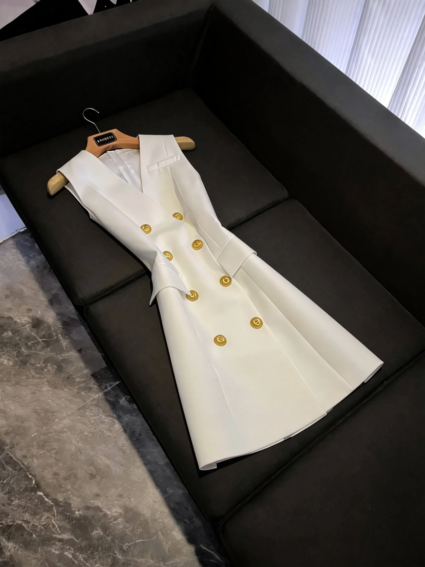Summer 2026 Women's Slimming Suit Dress Waist-Cinching Commute Style Sleeveless City Commute V-neck Double-breasted Skirt
Summer 2026 Women's Slimming Suit Dress Waist-Cinching Commute Style Sleeveless City Commute V-neck Double-breasted Skirt