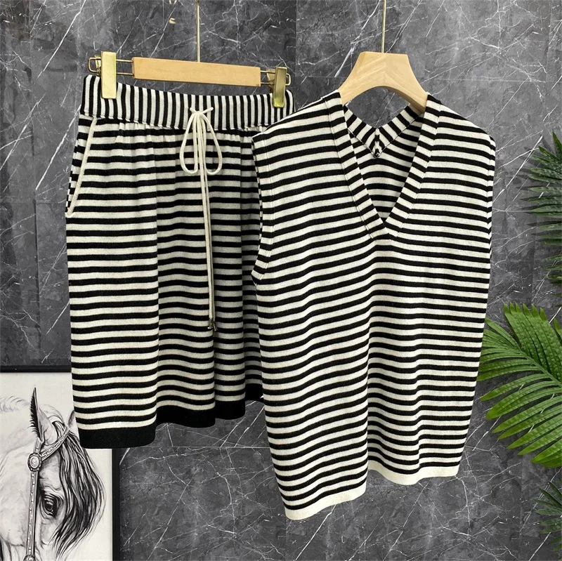 Elegant Woolen Knitted Set V-Neck Sleeveless Slim Fit Vest Sweater Shorts Two-Piece Suit Fashionable Women's Autumn Wear
Elegant Woolen Knitted Set V-Neck Sleeveless Slim Fit Vest Sweater Shorts Two-Piece Suit Fashionable Women's Autumn Wear