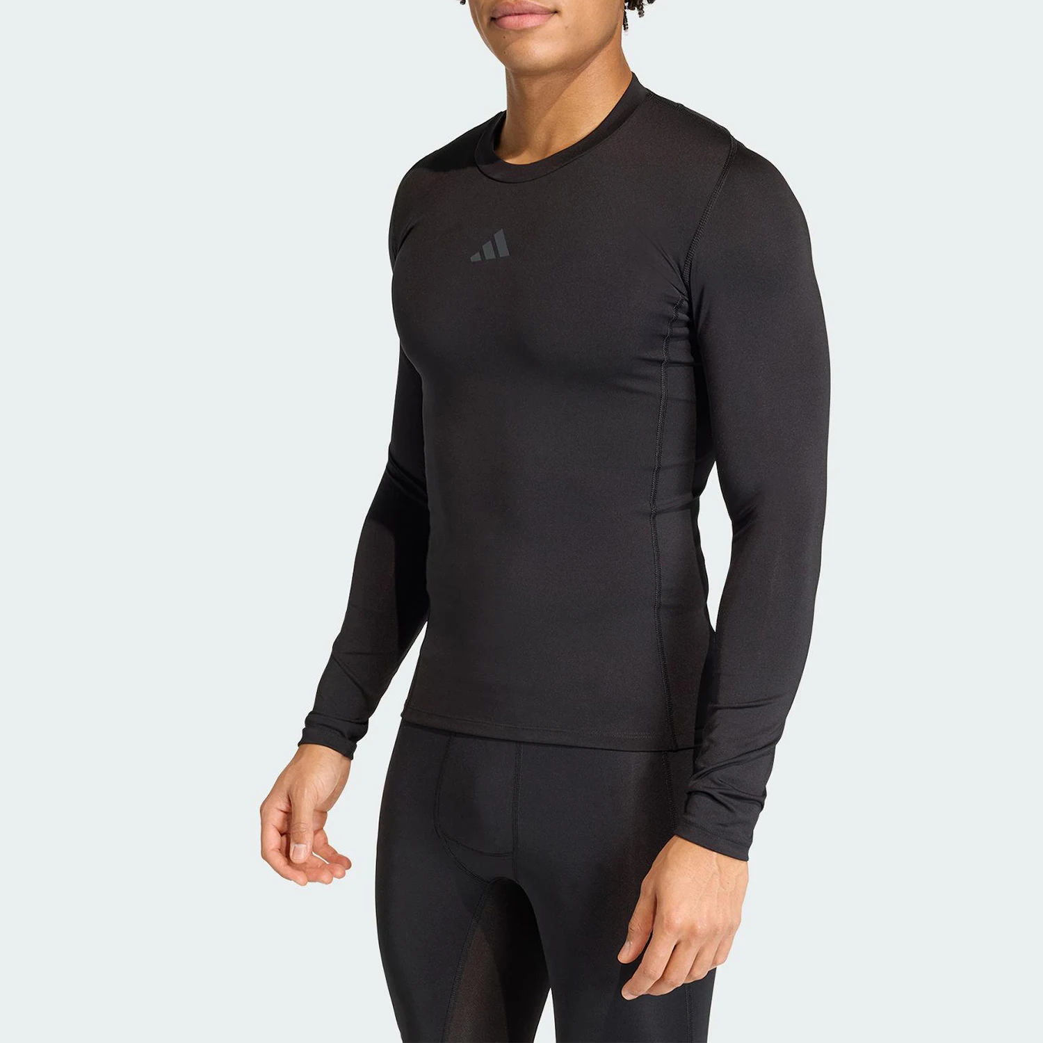 Оригинальная мужская спортивная футболка Adidas Originals TF EXC LS TEE KB3118
Оригинальная мужская спортивная футболка Adidas Originals TF EXC LS TEE KB3118