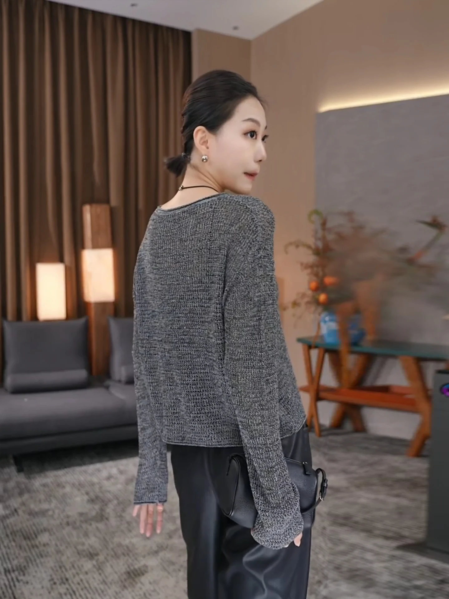 Вязаный свитер с вырезами, свободный крой, длинный рукав, женский, модный дизайн, повседневный стиль, осенняя новинка, укороченный, стройнящий силуэт
Вязаный свитер с вырезами, свободный крой, длинный рукав, женский, модный дизайн, повседневный стиль, осенняя новинка, укороченный, стройнящий силуэт