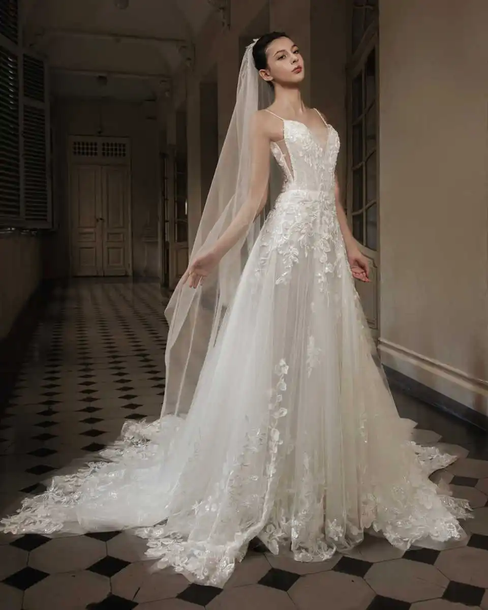 Elegant 3D Floral Embroidery Lace Wedding Dress Spaghetti Strap V-Neck Open Back Formal Bridal Gown Vestido De Novia Customized
Elegant 3D Floral Embroidery Lace Wedding Dress Spaghetti Strap V-Neck Open Back Formal Bridal Gown Vestido De Novia Customized