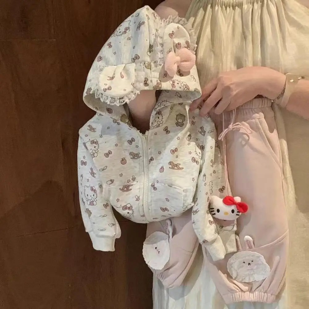 Sanrio Hello Kitty, пальто для девочек, костюм на весну и осень, новый стиль, детские штаны, милый кардиган с длинными рукавами и капюшоном с героями мультфильмов, комплект куртки
Sanrio Hello Kitty, пальто для девочек, костюм на весну и осень, новый стиль, детские штаны, милый кардиган с длинными рукавами и капюшоном с героями мультфильмов, комплект куртки