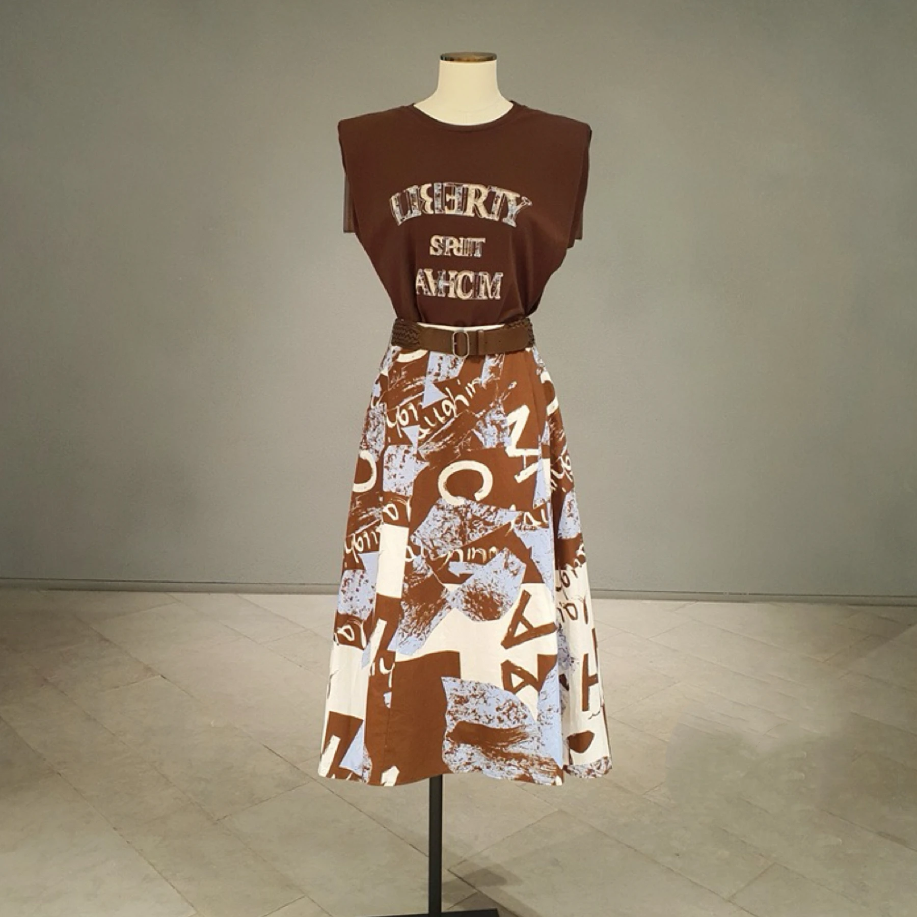 Faionable round Ne Letter Print Svel Waist-Cinched T-irt And High Waist Pleated f Skirt Ensemble Summer 2025
Faionable round Ne Letter Print Svel Waist-Cinched T-irt And High Waist Pleated f Skirt Ensemble Summer 2025