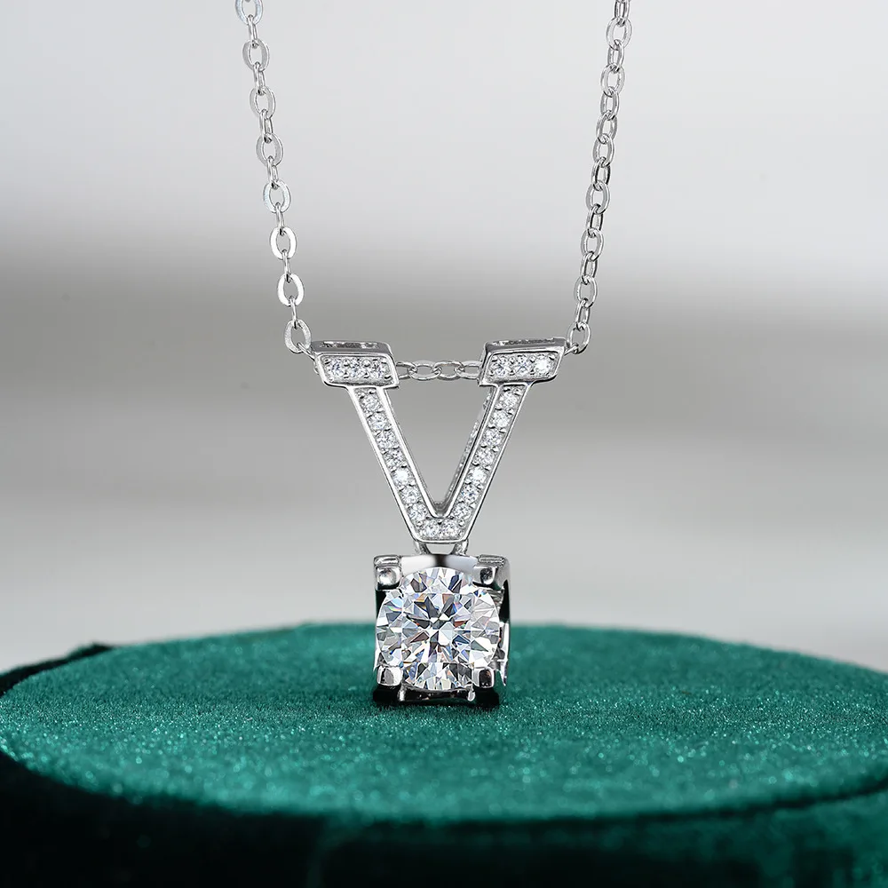 Fashionable V-shaped Bull Head Style Inlaid Moissanite Necklace Pendant Platinum PT950 DIY Necklace 18K Gold Collarbone Chain
Fashionable V-shaped Bull Head Style Inlaid Moissanite Necklace Pendant Platinum PT950 DIY Necklace 18K Gold Collarbone Chain