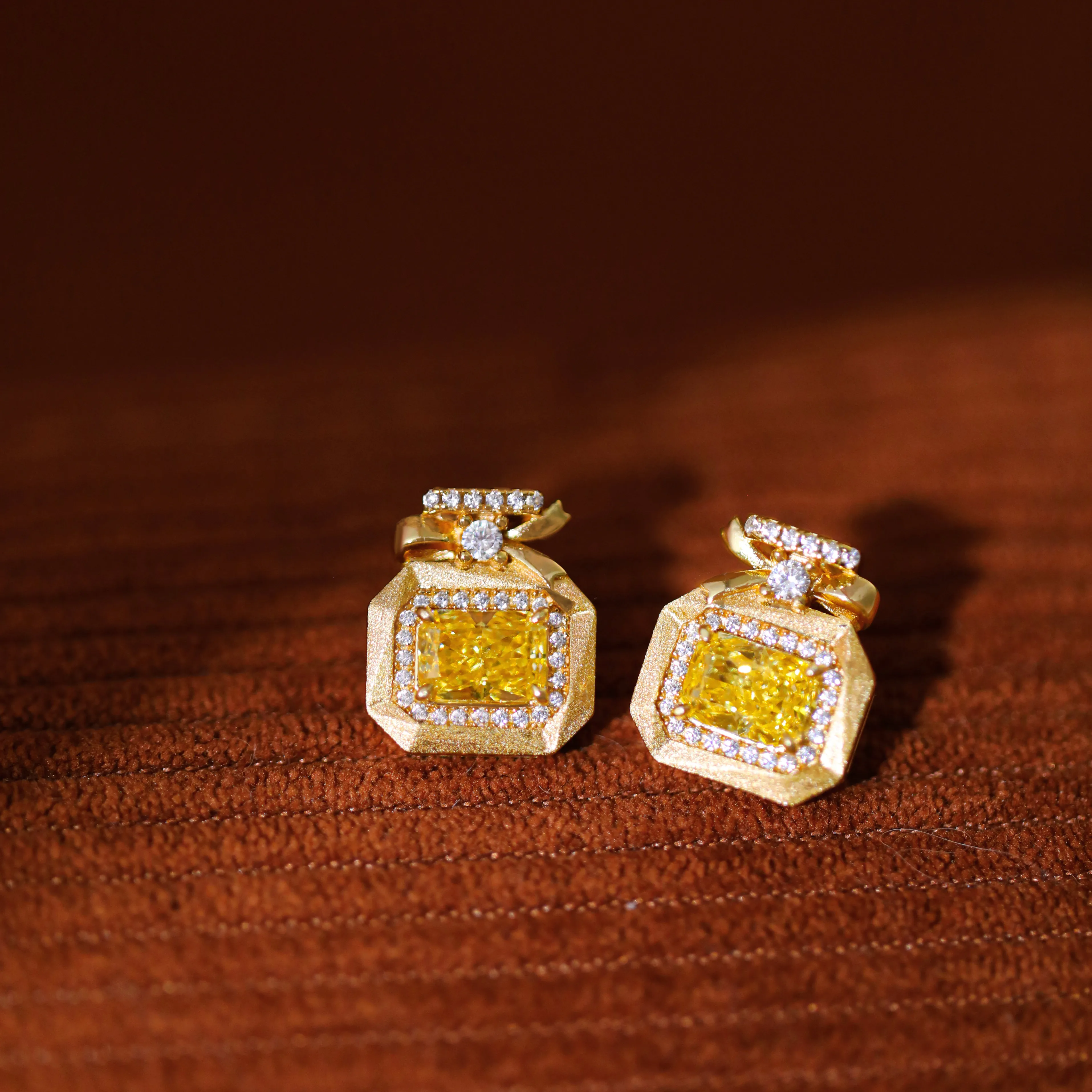 "Clear Sky" Perfume Bottle White Retro Niche Exquisite Versatile Temperament Sterling Silver Gold-plated Stud Earrings
"Clear Sky" Perfume Bottle White Retro Niche Exquisite Versatile Temperament Sterling Silver Gold-plated Stud Earrings
