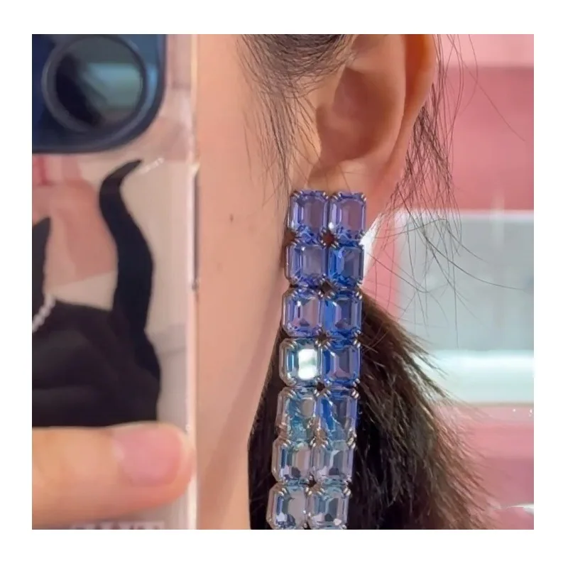 Shijia White Crystal Necklace Gradual Change Ice Blue Crystal Stud Earrings Light Luxury Versatile Bracelet Jewelry Set
Shijia White Crystal Necklace Gradual Change Ice Blue Crystal Stud Earrings Light Luxury Versatile Bracelet Jewelry Set