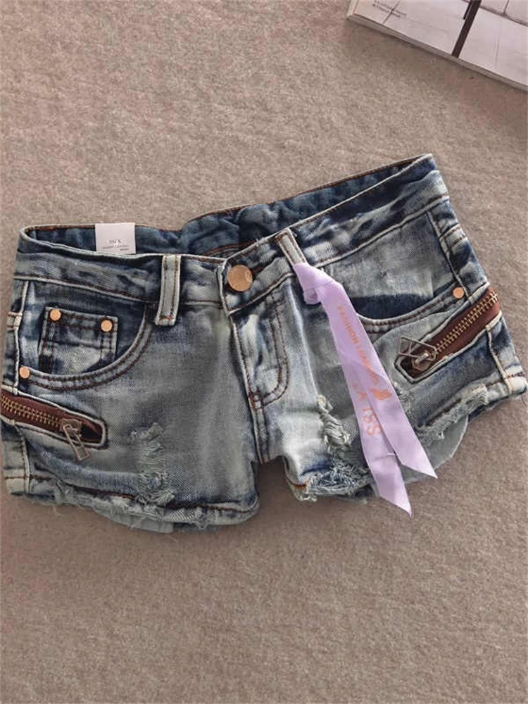 Summer women's denim shorts Abi Y2K 2000s ripped denim hot pants Grunge Gyaru Japanese American retro cyberpunk Harajuku trend
Summer women's denim shorts Abi Y2K 2000s ripped denim hot pants Grunge Gyaru Japanese American retro cyberpunk Harajuku trend