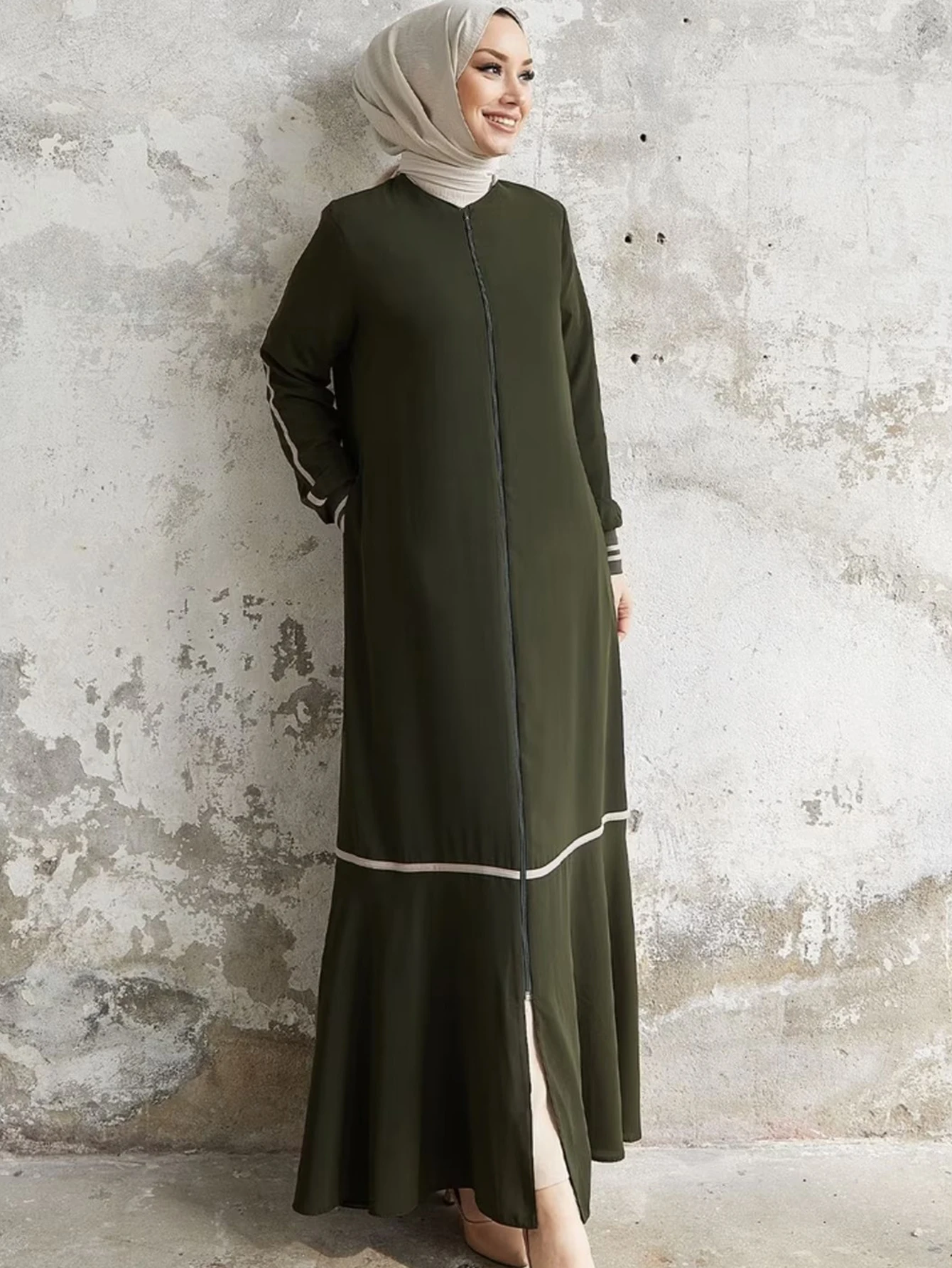 Muslim fashion women's round neck long sleeved dark green zipper design elegant dress
Muslim fashion women's round neck long sleeved dark green zipper design elegant dress