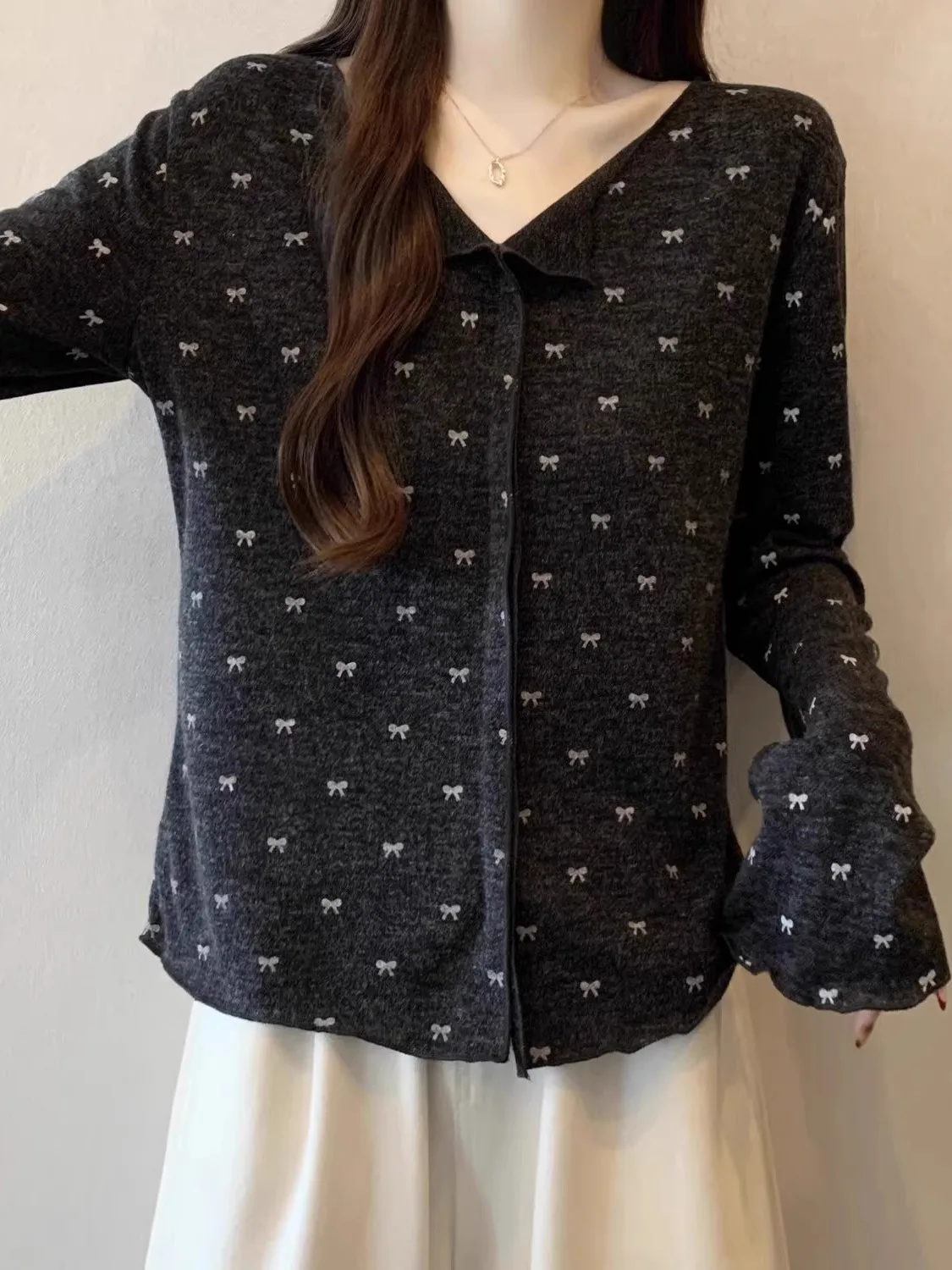 Gray V-neck Knitted Sweater Women's Fashion Korean Style Knot Loose Fit Spring New Lazy Style Anti-aging Top
Gray V-neck Knitted Sweater Women's Fashion Korean Style Knot Loose Fit Spring New Lazy Style Anti-aging Top