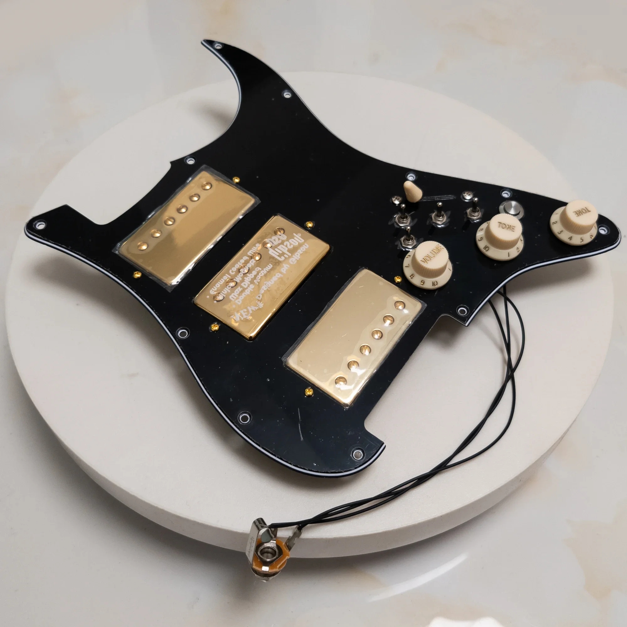 Предварительно смонтированная пикгард-накладка с выключателем и двумя раздельными звукоснимателями Alnico 5 Humbucker для гитар в стиле ST (американских/мексиканских)
Предварительно смонтированная пикгард-накладка с выключателем и двумя раздельными звукоснимателями Alnico 5 Humbucker для гитар в стиле ST (американских/мексиканских)