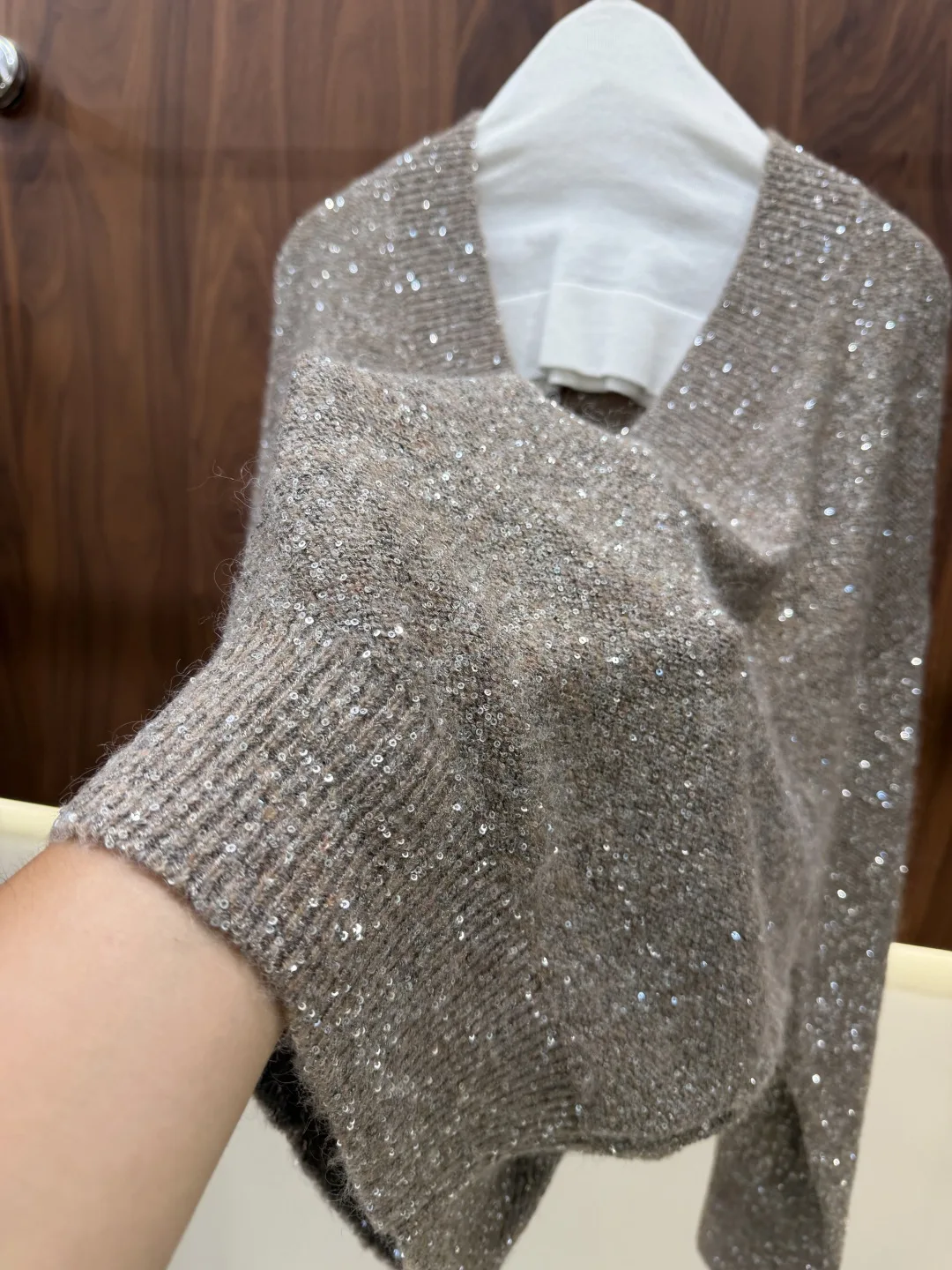 New Spring/Summer High-Quality Women's Set: Loose V-Neck Sequin-Embellished Knit Top & Skirt
New Spring/Summer High-Quality Women's Set: Loose V-Neck Sequin-Embellished Knit Top & Skirt