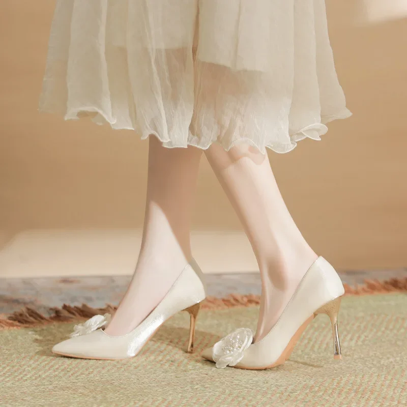 Сплошные цветные свадебные туфли на тонком каблуке для женщин с жемчужным цветком и острым носком, обувь для подружки невесты, размер 30-44
Сплошные цветные свадебные туфли на тонком каблуке для женщин с жемчужным цветком и острым носком, обувь для подружки невесты, размер 30-44